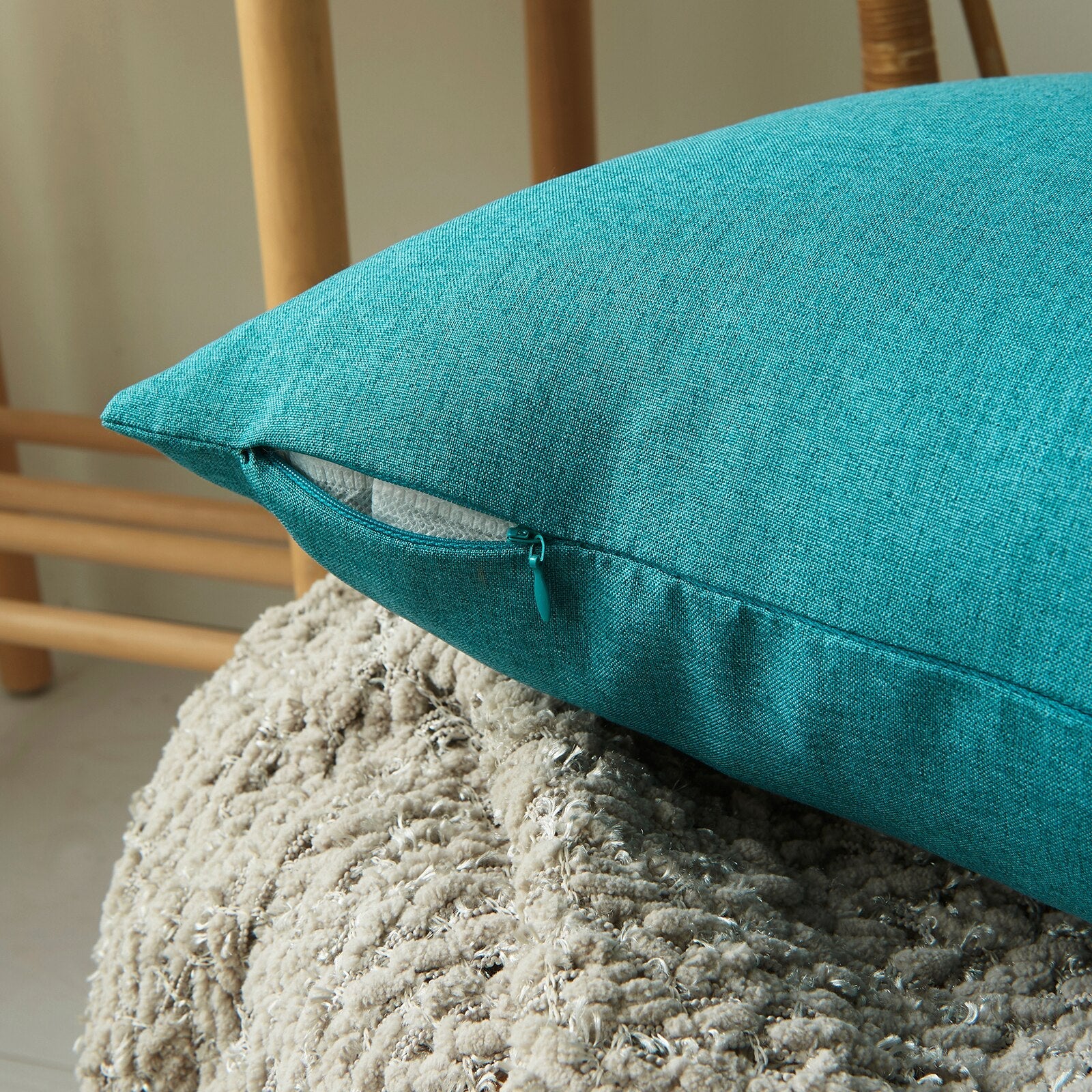 Capa de Almofada Impermeável UltraShield - Proteção e Conforto para Estofados