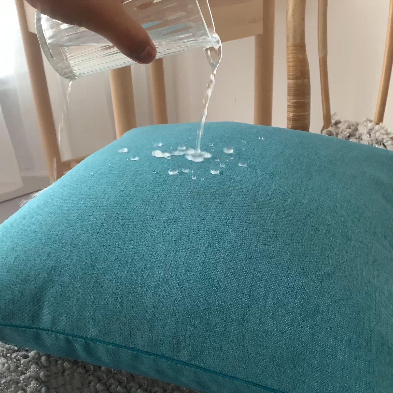 Capa de Almofada Impermeável UltraShield - Proteção e Conforto para Estofados