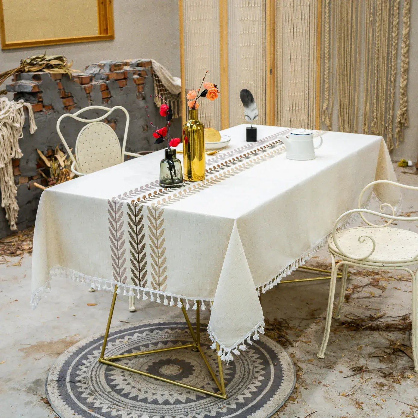 Toalha de Mesa Com Corredor Floral Bordado